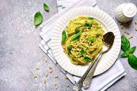 ... SO KOCHST DU SPAGHETTI CON PESTO DI BASILICO ALLA GENOVESE
