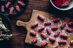 Rote-Beete-Gnocchi auf Holzbrett